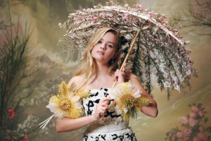 На пути к модному Олимпу: Дочь Риз Уизерспун Ава Филипп снялась в цветочной фотосессии для Rodarte