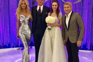 Виктория Лопырева в сверкающем наряде едва не затмила невесту на свадьбе Тарасовых
