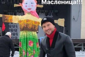 Сергей Лазарев опубликовал фото со своим сыном на фоне чучела