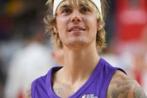 Фанаты ликуют! Джастин Бибер играет в баскетбол