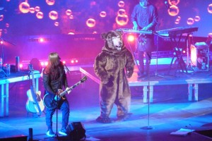Солист группы «Би-2» на омском концерте нарядился в медведя