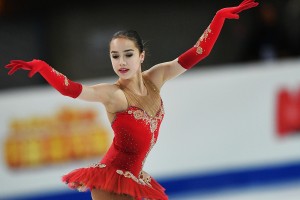 Загитова выиграла короткую программу на Олимпиаде с мировым рекордом, Медведева — вторая