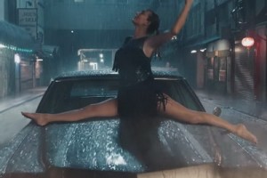 Невидимая Тейлор Свифт наслаждается жизнью в новом клипе (Видео)