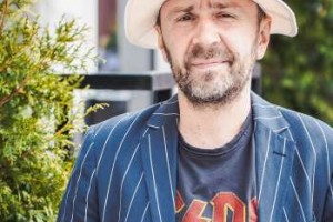 1 апреля Сергей Шнуров прочтет со сцены театра сценарий «Неуловимых мстителей»  