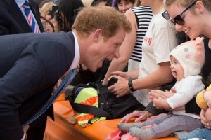 Каким отцом станет самый «горячий» монарх: Трогательные моменты общения принца Гарри с детьми  