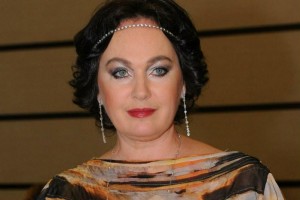 58-летняя Лариса Гузеева подчеркнула постройневшую фигуру стильным нарядом и получила сотни восторженных отзывов
