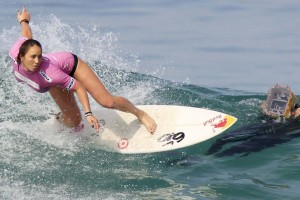 Табу на женскую красоту: почему в сёрфинге запретили снимать вблизи спортсменок в бикини