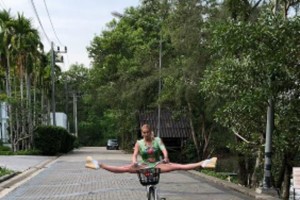 Ни дня без шпагата: Волочкова поразила тайцев ездой на велосипеде Балерина отдыхает на море.