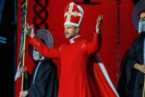 Снимок Сергея Лазарева в одежде Папы Римского шокировал его поклонников