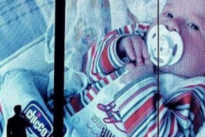 Лазарев продемонстрировал архивные снимки новорожденного сына