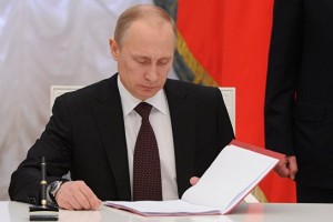 Президент России Владимир Путин подписал законопроект, который ужесточает наказание за кражу средств с банковских карт и счетов. 