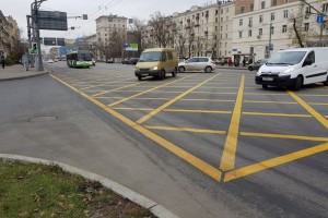 Российских водителей начнут штрафовать за остановку на "вафельнице".