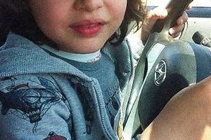 Пятилетний сын Анфисы Чеховой учится водить настоящий автомобиль