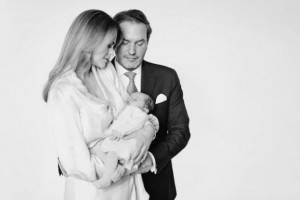 Принцесса Швеции Мадлен и Крис О'Нил опубликовали в сети три официальных портрета дочери Эдриенн