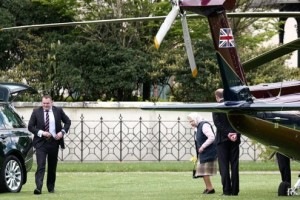 Королева Великобритании прилетела к своему правнуку на вертолете 