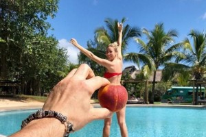 Елена Летучая в красном бикини показала свой «персик»