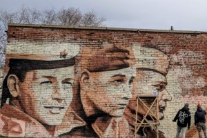 В Омске трансформаторную будку украсили патриотичным граффити к 9 мая.