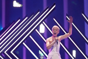 Скандал на финале «Евровидения» 2018: У исполнительницы из Британии во время выступления фанат вырвал микрофон