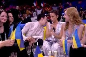 Участник от Украины Melovin в шутку укусил ведущую Евровидения-2018