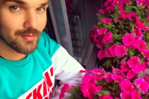 Александр Панайотов выращивает цветы на балконе