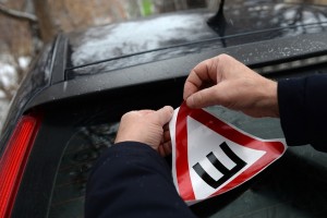 В МВД предложили снять с водителей обязанность наклеивать зимой на автомобили с шипованной резиной соответствующий знак