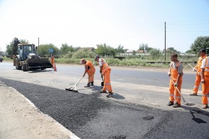 В Астраханской области на шести участках  федеральных трасс Р-22 и Р-215 протяжённостью более60 кмпроводятся работы по капитальному ремонту.