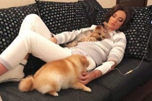 Ольга Бузова смутила «поцелуем» с собакой