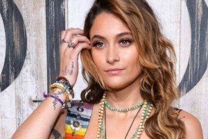 ПЭРИС ДЖЕКСОН ПОКИНУЛА ПОКАЗ DIOR ИЗ-ЗА ИЗДЕВАТЕЛЬСТВ НАД ЛОШАДЬМИ