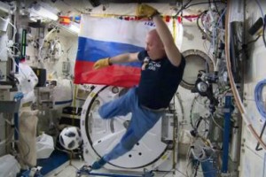 Российские космонавты провели тренировку по футболу на Международной космической станции мячом, который планируется вбросить в первом матче ЧМ-2018 на Земле. 