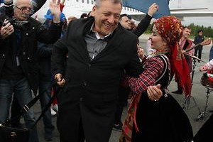 Юлия Барановская одарила детей дорогими подарками