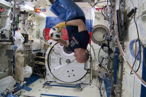 Российский космонавт Антон Шкаплеров доставил на Землю мяч к чемпионату мира по футболу, который будет вброшен в первом матче. 