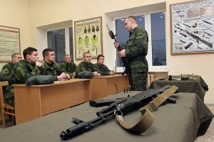 В Министерстве обороны России предложили заменить военные кафедры при вузах едиными военными учебными центрами, пишет Lenta.ru.