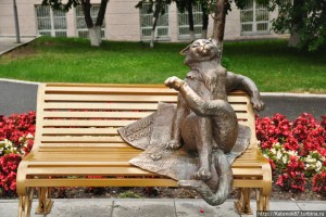 Шуточную скульптурную композицию "Йошкин кот" открыли в Симферополе. 