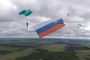 В честь Дня России на Урале четверо парашютистов развернули в небе триколор, прыгнув с высоты1500 метров. Об этом сообщает ТАСС.