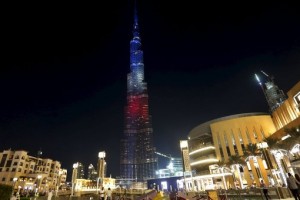 Подсветка небоскреба "Бурдж-Халифа" в Дубае окрасилась в цвета российского флага после победы сборной России над Саудовской Аравией в стартовом матче чемпионата мира по футболу. 