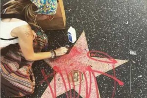  Дочь Майкла Джексона отмыла его звезду на Аллее славы