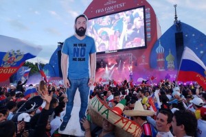 Мексиканские болельщики привезли в Россию картонную фигуру друга, потому что жена не отпустила его на футбол