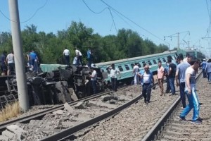 В Казахстане пассажирский поезд сошёл с рельсов. 