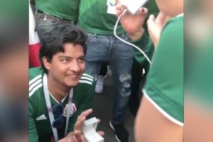 Мексиканец сделал предложение своёй девушке после победы над Германией.