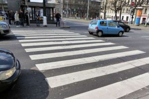 Престарелый житель Китая, переходивший дорогу по «зебре», шёл так медленно, что не успел оказаться на другой стороне до красного сигнала светофора. 