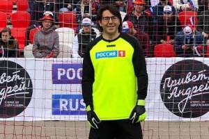 Андрей Малахов надел форму футболиста и вышел на поле