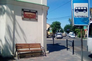 В Астрахани на некоторых остановках появились лавочки для удобства ожидающих свой транспорт. 