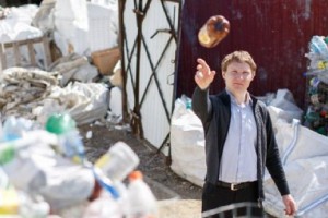 Предприниматель Роман Себекин из Волгограда построил детский садик из переработанного мусора.
