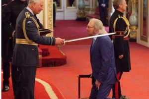 Последний участник Bee Gees Барри Гибб посвящен в рыцари