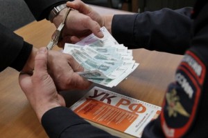В Астрахани  экс-начальницу отдела полиции, её зама и местную жительницу осудили за взятку в 60 тысяч рублей.