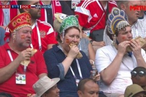 Жующие болельщики в кокошниках на матче Россия-Испания мгновенно стали звездами Интернета