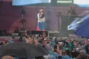 "Ты не в России". Украинцев возщмутил выход Земфиры на сцену с флагом РФ
