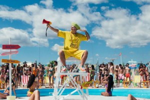 Mozgi устроили «Влажный пляжный движ» в бассейне с полусотней девушек