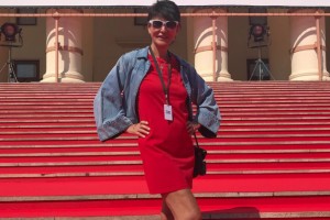 Ирина Хакамада в мини-юбке на самокате: политик осваивает новое транспортное средство