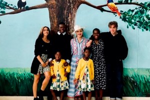 Мадонна со всеми своими детьми приехала в Малави и показала редкие семейные кадры